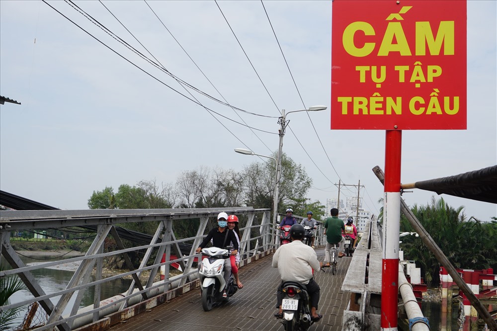 Cầu Rạch Dơi xuống cấp khiến cơ quan chức năng phải cắm biển cấm tụ tập. Tuy nhiên, những lúc kẹt xe, các phương tiện dồn ứ trên cầu rất nguy hiểm