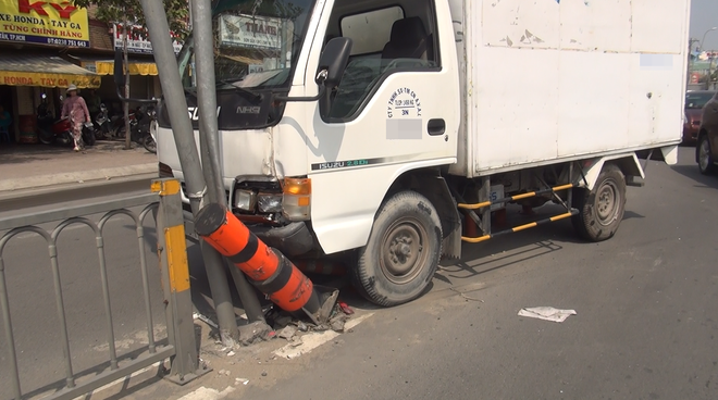 Xe tải lao vào biển báo giao thông.