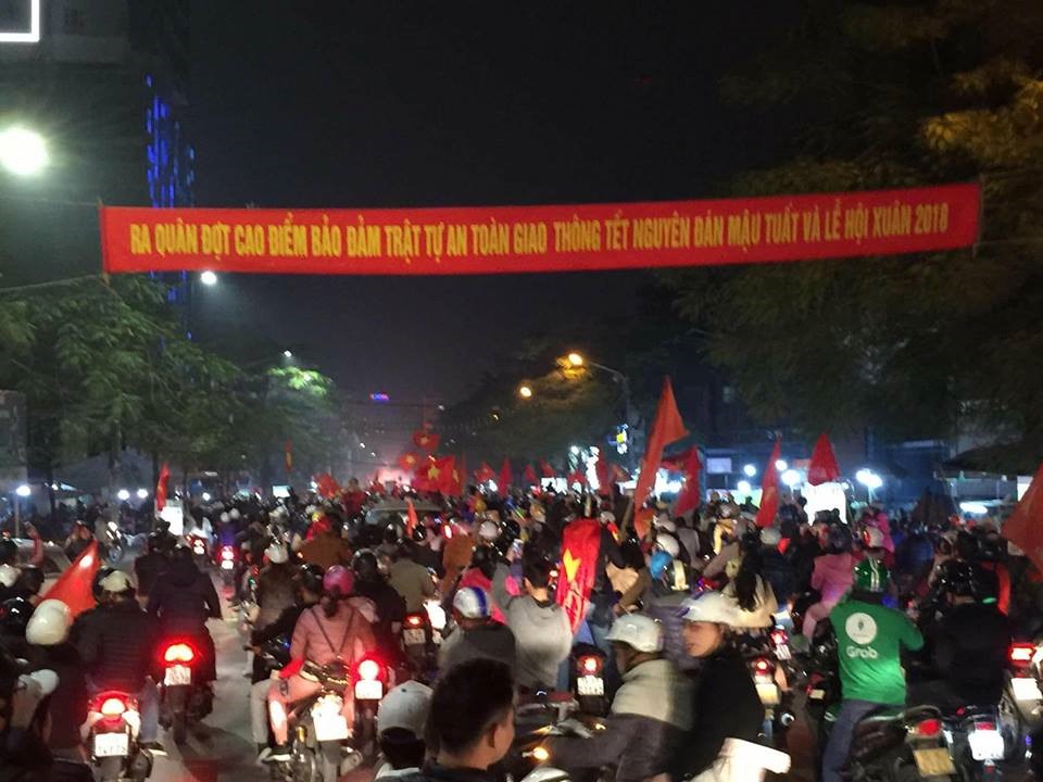 Cổ động viên tập trung trên nhiều con đường, tuyến phố trung tâm tại thành phố cảng Hải Phòng.