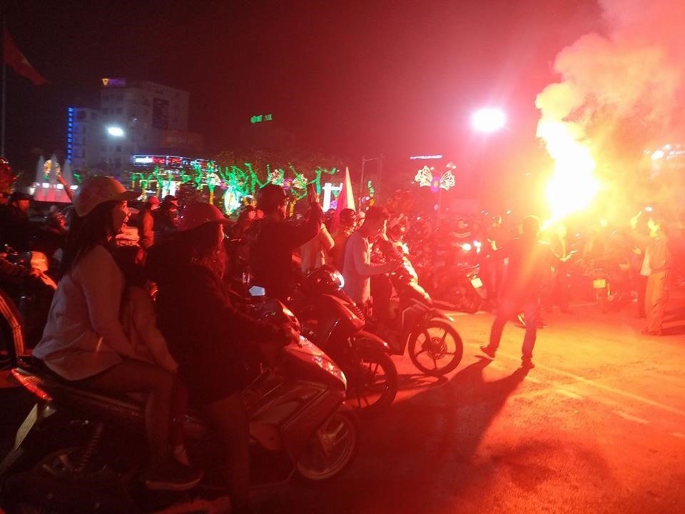 Tại một số khu vực công cộng đã có xuất hiện pháo sáng.