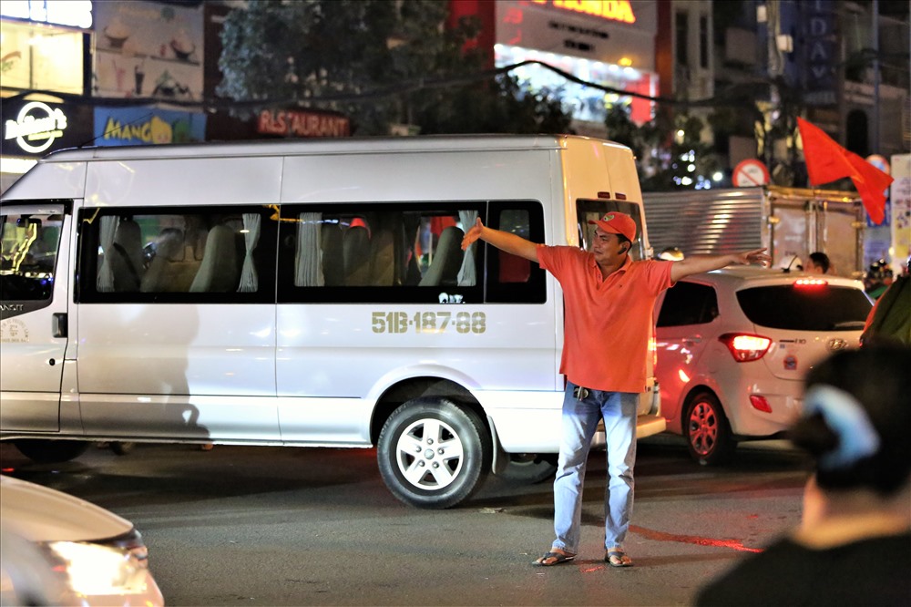 Tại một số tuyến đường, dòng người bị kẹt lại trong tiếng reo hò vang dội không ngớt. Ảnh: Trường Sơn
