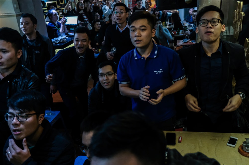 Người hâm mộ nín thở khi đội tuyển U23 Việt Nam bước vào loạt đá luân lưu 11m