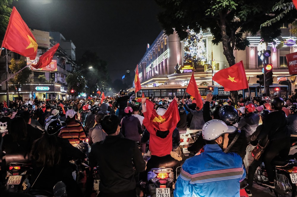 Đến 22h, biển người đổ về trung tâm. Đã lâu lắm rồi người hâm mộ mới