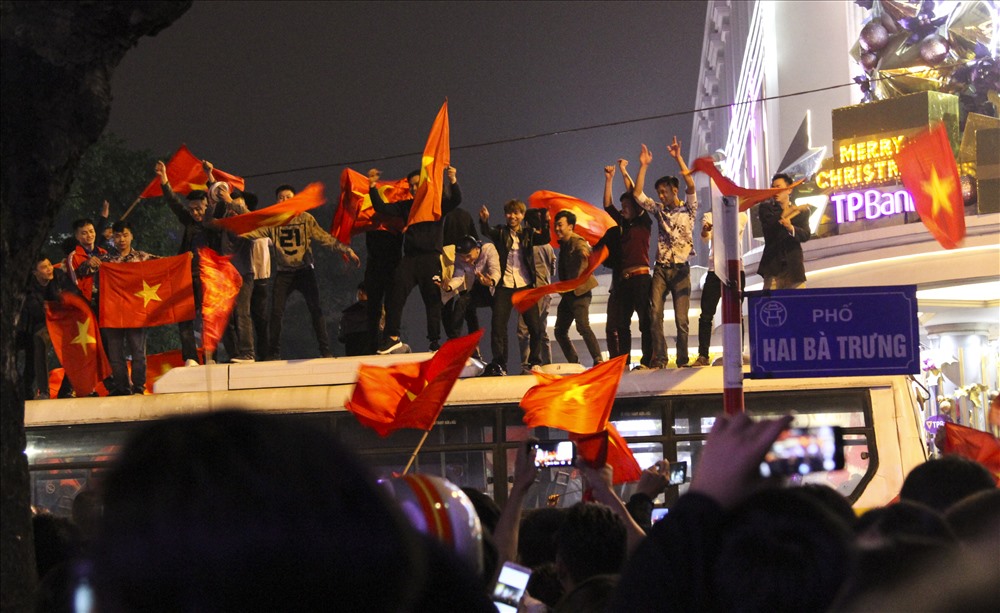 Các cổ động viên quá khích trèo lên nóc xe Bus để nhảy múa và hát vang ca khúc “Như có Bác Hồ trong ngày vui đại thằng”