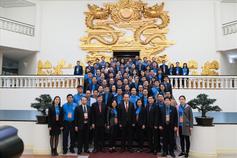 Đồng chí Trương Hòa Bình, Ủy viên Bộ Chính trị, Phó Thủ tướng Thường trực Chính phủ cùng lãnh đạo Tổng LĐLĐVN, các Chủ tịch CĐCS được tuyên dương chụp ảnh lưu niệm. Ảnh: Sơn Tùng.