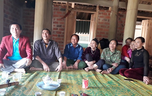Ông Bùi Văn Khánh (thứ 2 từ trái sang) rạng ngời hạnh phúc khi nhắc đến 2 người con trai yêu quý. (Ảnh: HT)