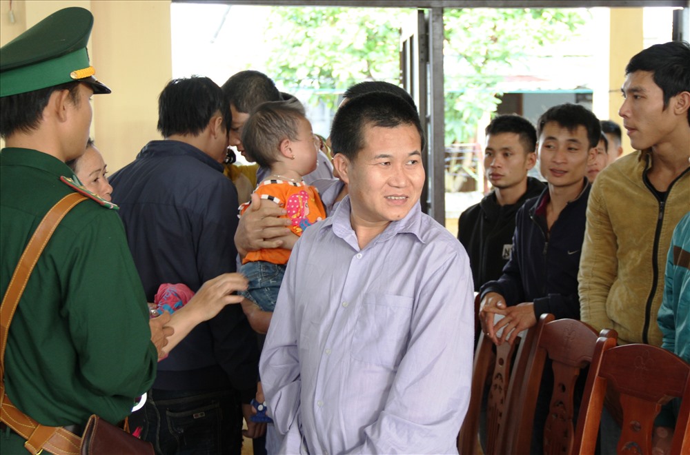 Nguyên đồn phó Đồn biên phòng cửa khẩu Nam Giang cười tươi sau khi phiên tòa kết thúc. Ảnh: LP