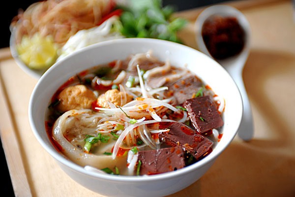 Bún bò Huế. Ảnh: 24h