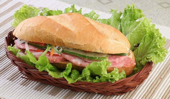 Bánh mì kẹp. Ảnh: amthuckheotay.vn