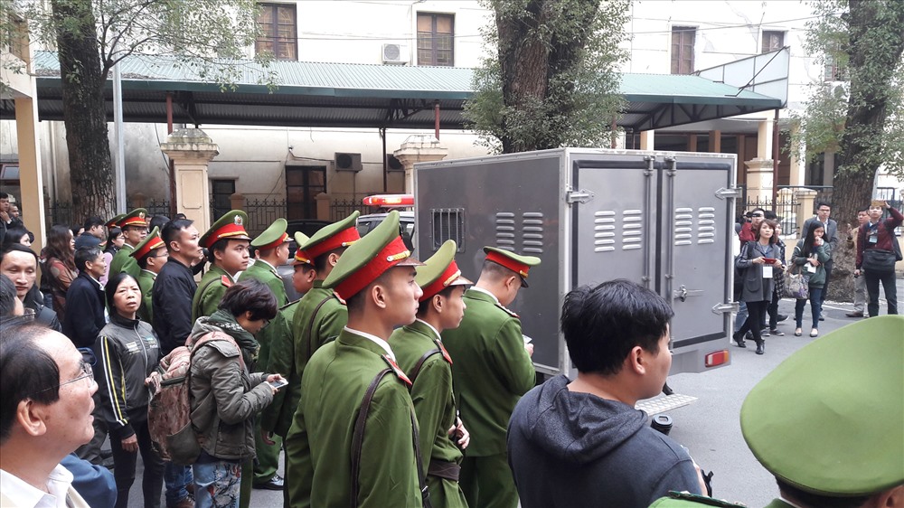 Xe chở các bị cáo rời tòa sau khi tuyên án. Ảnh Cao Nguyên.