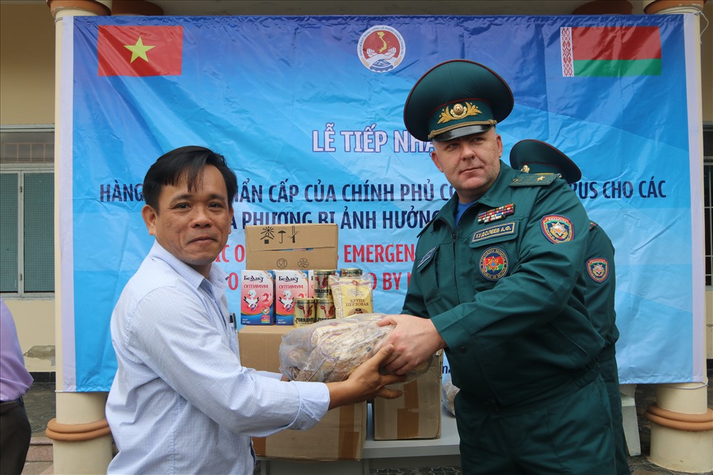 Một phần quà trong số 40 tấn hàng viện trợ của Belarus đã được Thứ trưởng Bộ tình trạng khẩn cấp nước này trao cho người dân xã Ninh ích ( Thị xã Ninh Hòa, Khánh Hòa). Ảnh: P.L