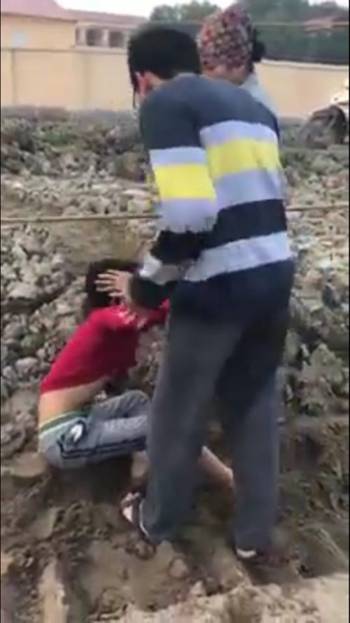 Hình ảnh mẹ con bà Thuyên đánh bé trai gây phẫn nộ.