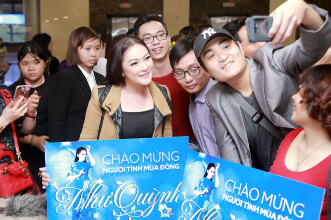 Như Quỳnh hạnh phúc trong vòng vây của người hâm mộ.