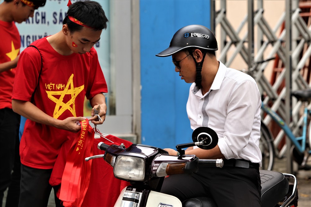 Nhiều người vội vàng mua cờ Tổ quốc để chuẩn bị cho “khai hội” với niềm tin đội tuyển con cưng sẽ chiến thắng đối thủ U23 Qatar trong trận đấu đang cận kề. Ảnh: Trường Sơn