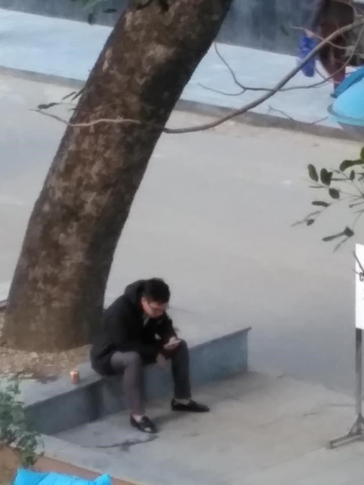 Không thể xem bóng đá ở nhà, đây cũng là cách thỏa đam mê
