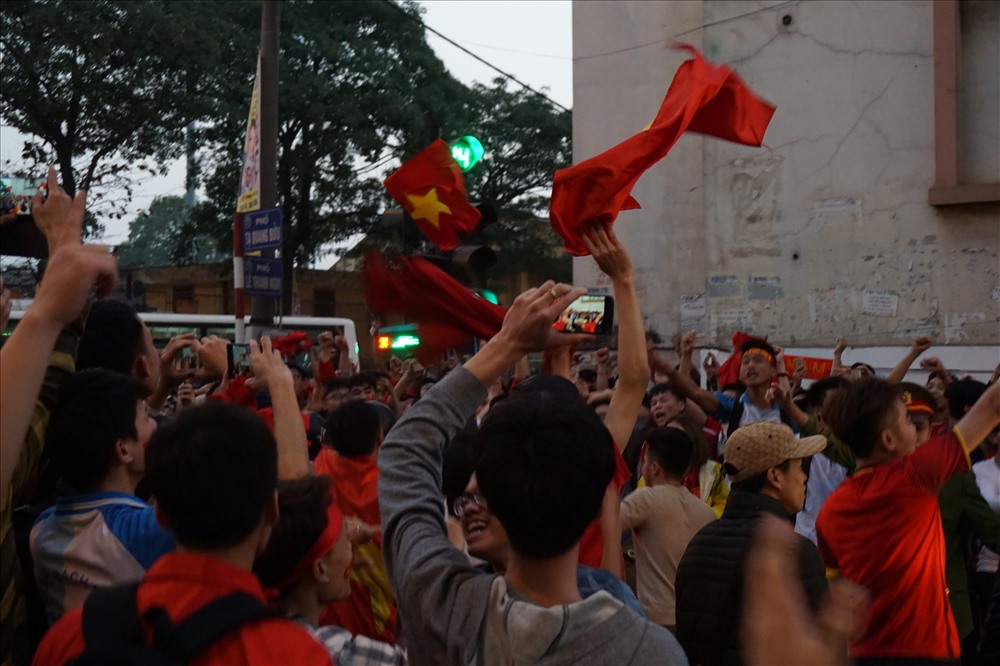 Diễu hành qua các tuyến đường.
