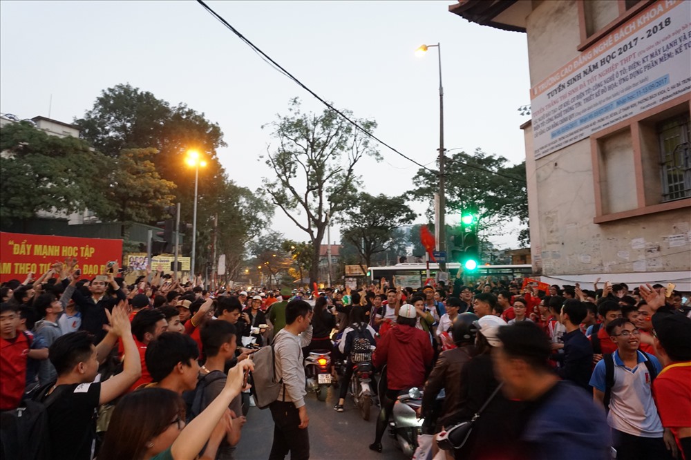 Dòng người chạy xe máy vẫn cờ ăn mừng chiến thắng kỳ tích của U23 Việt Nam.