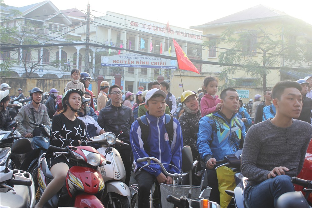 Không khí bên ngoài sân vận động cũng rất nóng