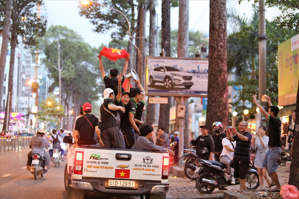 Như đã chuẩn bị từ trước, nhóm cổ động viên này đã lên xe, tiến theo dduopwngf Nguyễn Thị Minh Khai vào khu trung tâm thành phố để ăn mừng. Ảnh: Trường Sơn