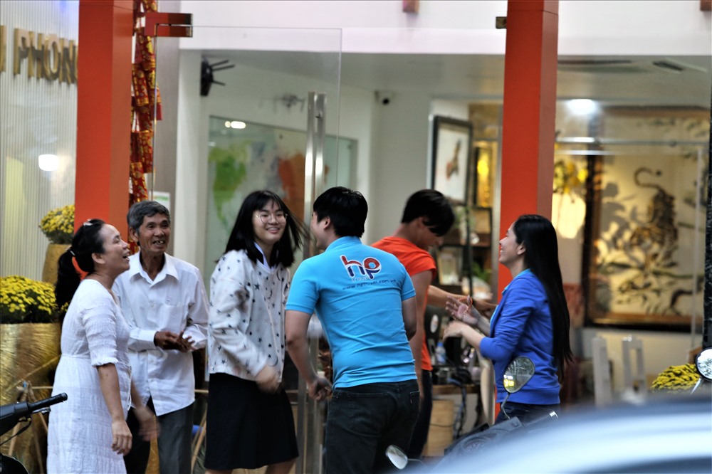 Ngay sau khi tiếng còi mãn cuộc vang lên, người dân đã đổ ra đường ăn mừng. Ảnh: Trường Sơn