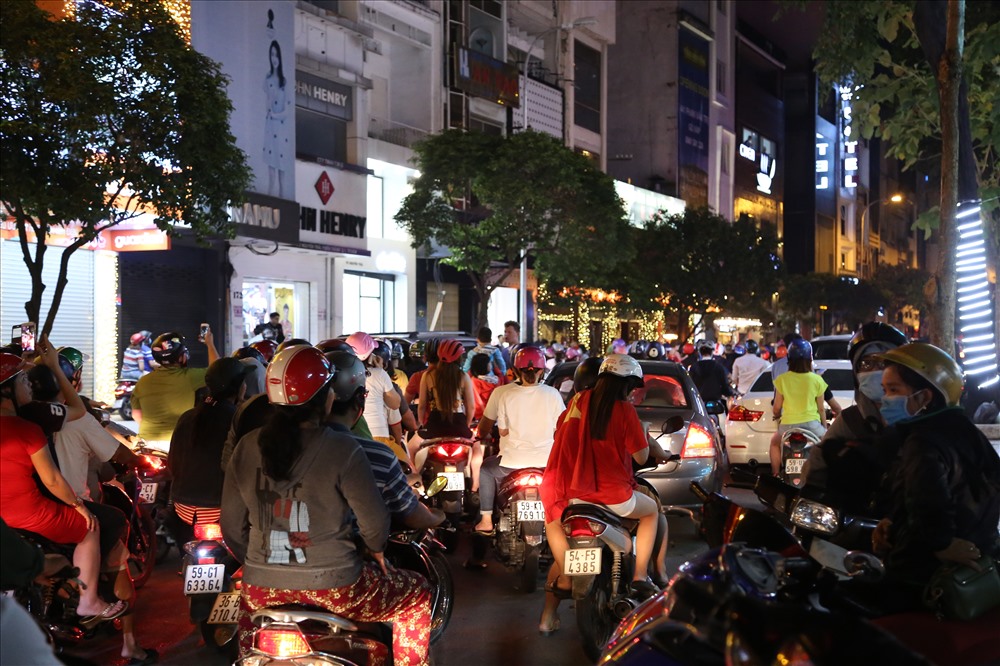 Hàng trăm người cùng phương tiện đang di chuyển, hô vang khẩu hiệu “việt NAm vô địch“. Ảnh: Trường Sơn