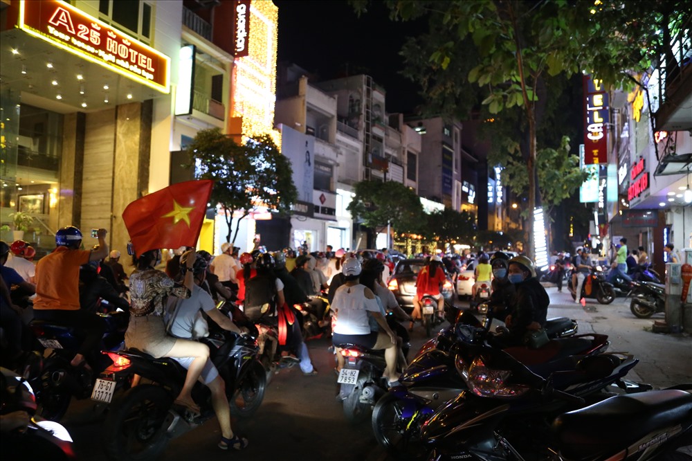 Những lá cờ Tổ quốc lại được các cổ động viên giương lên trên mọi nẻo đường ở khu trung tâm Sài Gòn. Ảnh: Trường Sơn
