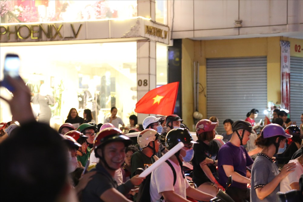 Đêm nay sẽ là một đêm không ngủ của người dân TPHCM nói riêng, cả nước nói chung. Ảnh: Trường Sơn