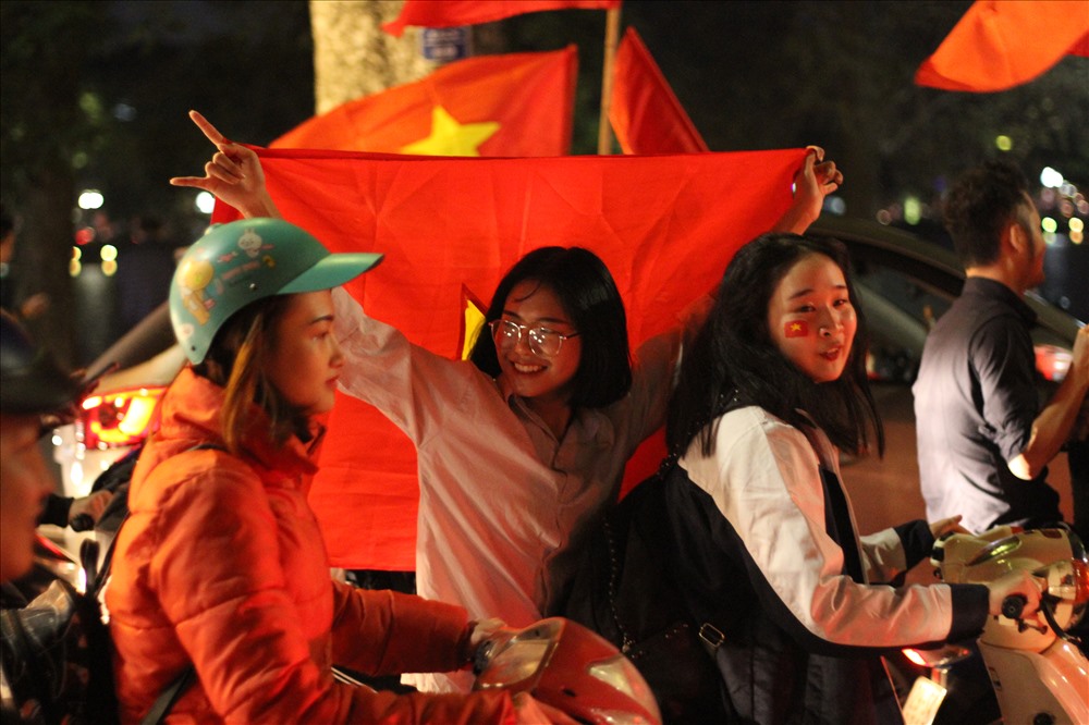 Đó cũng là lúc các em học sinh đến giờ tan học, không giấu nổi cảm xúc, em Linh học sinh lớp 9 tại một trường THCS nói: “Từ bé đến giờ, đây là lần đầu tiên em được hòa trong không khí vui nhộn và hạnh phúc đến như vậy”