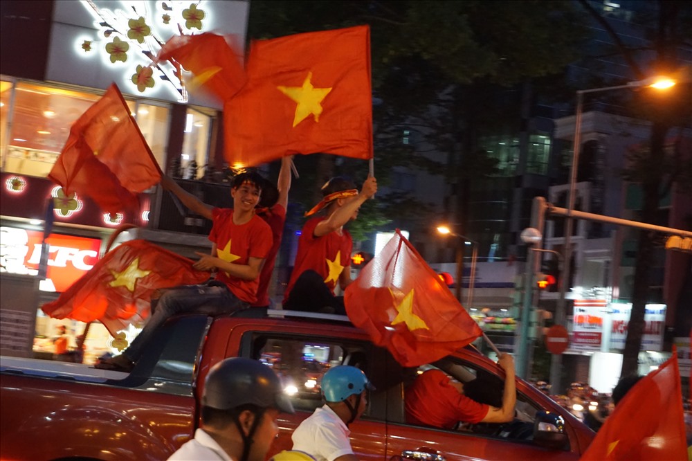 Đoàn người đi tới đâu cũng nhận được sự hò reo của người đi đường và người dân sống hai bên đường