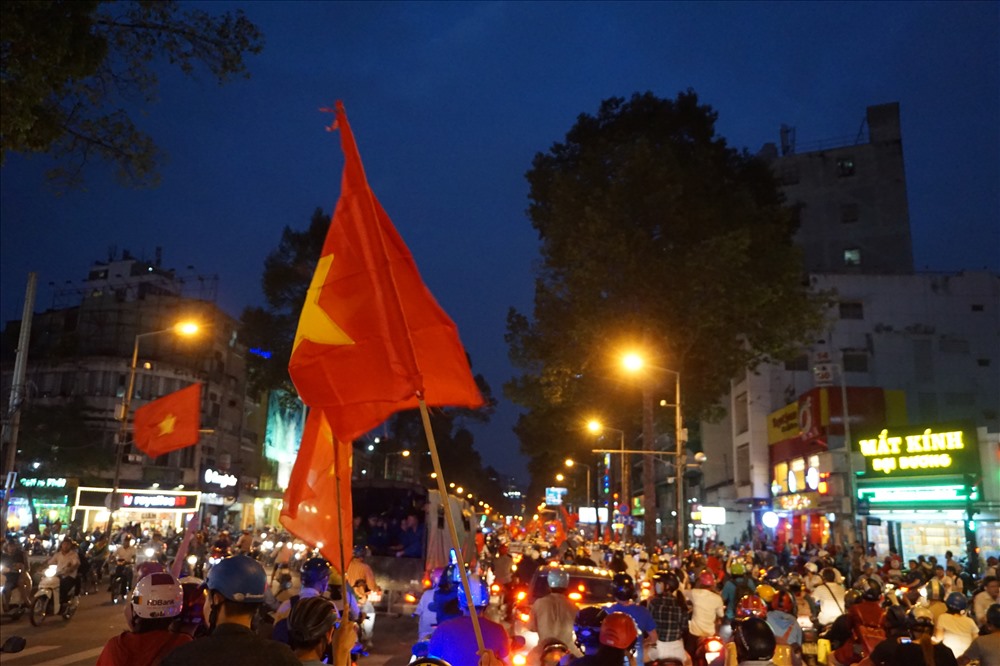 Cờ Tổ quốc phất cao cùng dòng người tưởng như bất tận