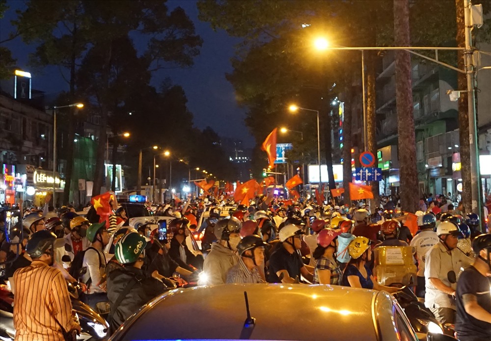 Đường Trần Hưng Đạo (quận 1, TPHCM) nổi bật với hàng trăm lá cờ tổ quốc bay phấp phới