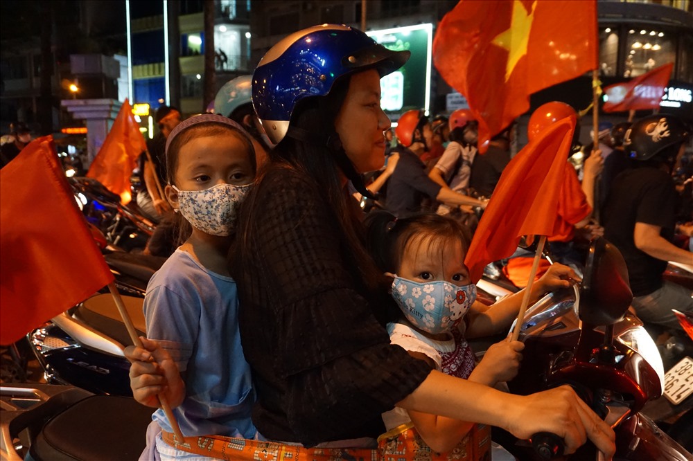 Hai em nhỏ cùng mẹ ra đường ăn mừng cùng người dân cả nước
