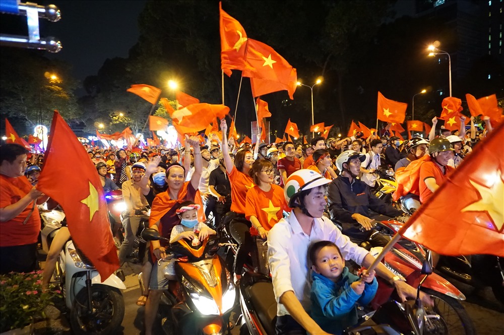 Khu vực quanh Nhà thờ Đức Bà kẹt cứng vì biển người ra đường ăn mừng chiến thắng của U23 Việt Nam.