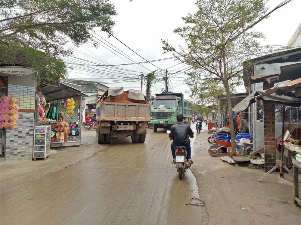 Người tham gia giao thông cũng phải dừng lại để tránh những chiếc xe “tử thần” này. (ảnh: Bảo Trung)