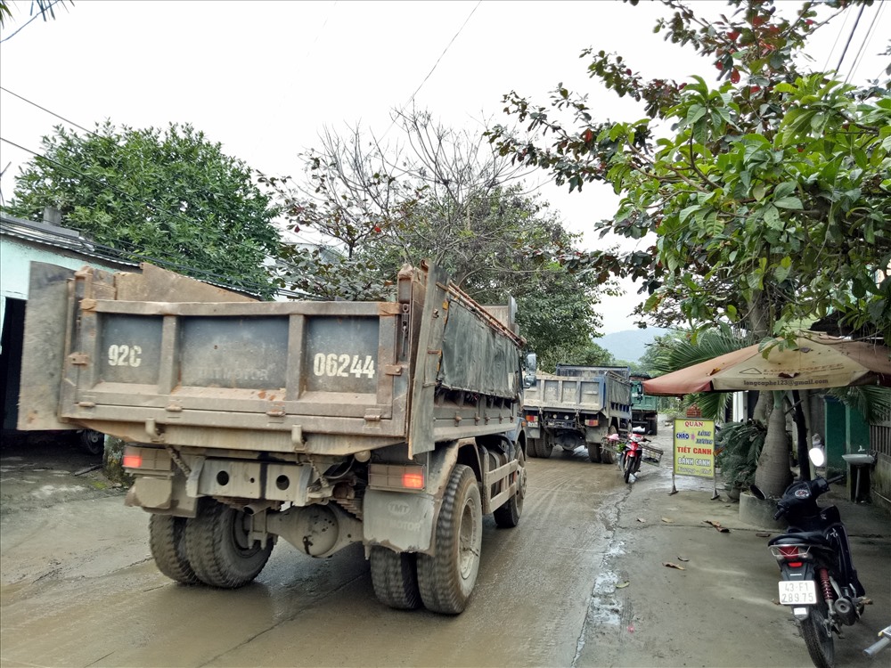 Mỗi ngày có hàng chục đợt xe lưu thông “băm” nát đoạn đường từ xã Hòa Liên đến xã Hòa Bắc (huyện Hòa Vang, TP. Đà Nẵng) (ảnh: Bảo Trung)