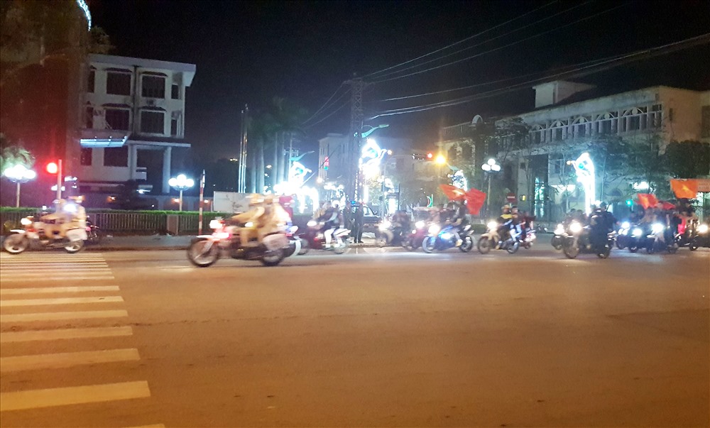 Hình ảnh lực lượng CSGT dẫn đường cho từng tốp người thể hiện sự vui mừng chiến thắng trên đường phố Đồng Hới đã tạo ấn tượng mạnh và đẹp trong mắt người dân. Ảnh: Lê Phi Long