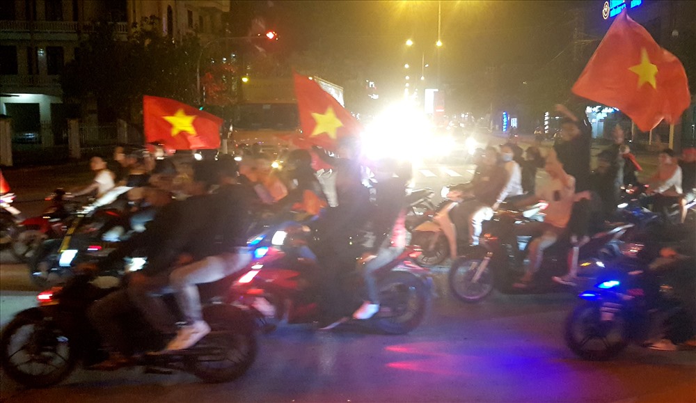 Cờ Tổ quốc đỏ rực khắp đường phố trong niềm vui chiến thắng. Ảnh: Lê Phi Long