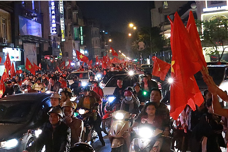 Gần như ngay lập tức, hàng vạn người bắt đầu xuống đường với lá cờ tổ quốc trên tay...