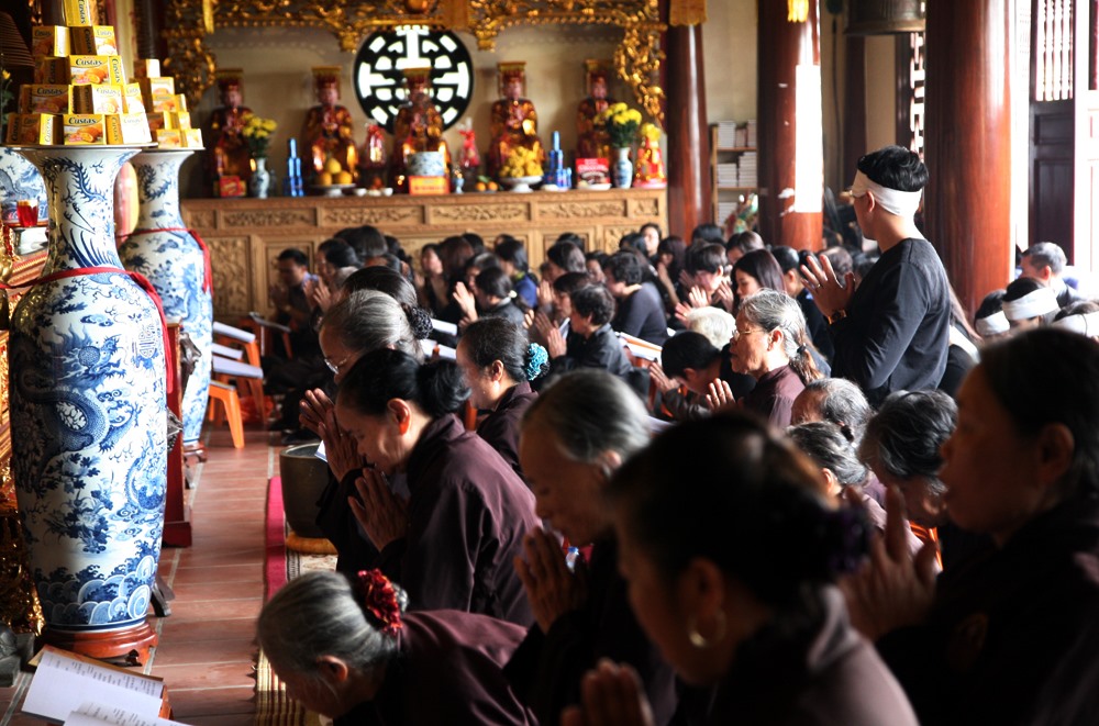 Trước khi làm lễ an táng, người thân, giáo viên và nhiều học trò đã tiến hành tụng kinh niệm phật tại chùa Kim Sơn Lạc Hồng cầu cho linh hồn cố thầy giáo yên nghỉ nơi chín suối.