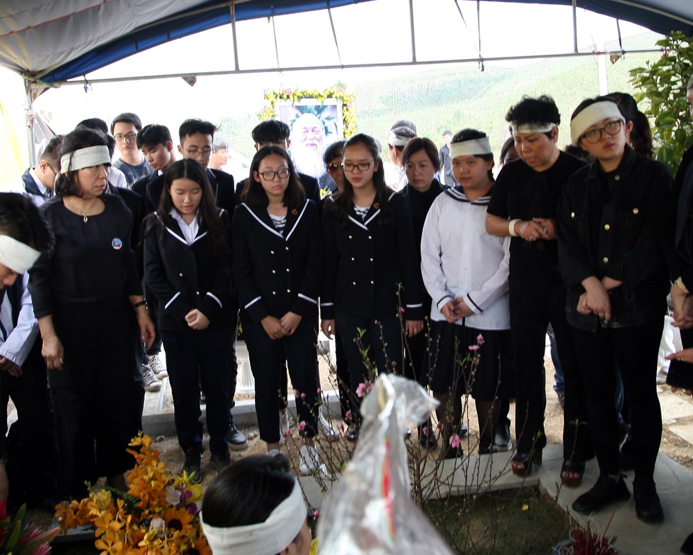 Rất nhiều học sinh trường Lương Thế Vinh cũng có mặt tại buổi lễ và cất vang lời ca bài hát “Bài học đầu tiên” trong nước mắt.