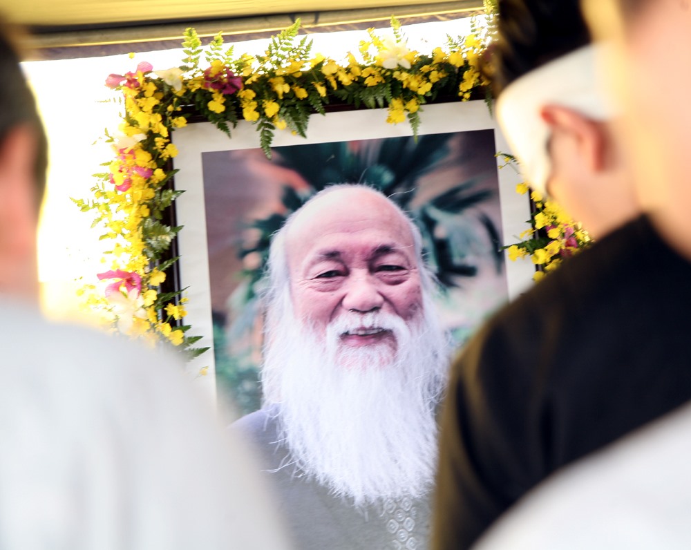 Cố thầy giáo Văn Như Cương dù đã về với đất mẹ, nhưng với rất nhiều người thầy luôn sống trong tâm trí.