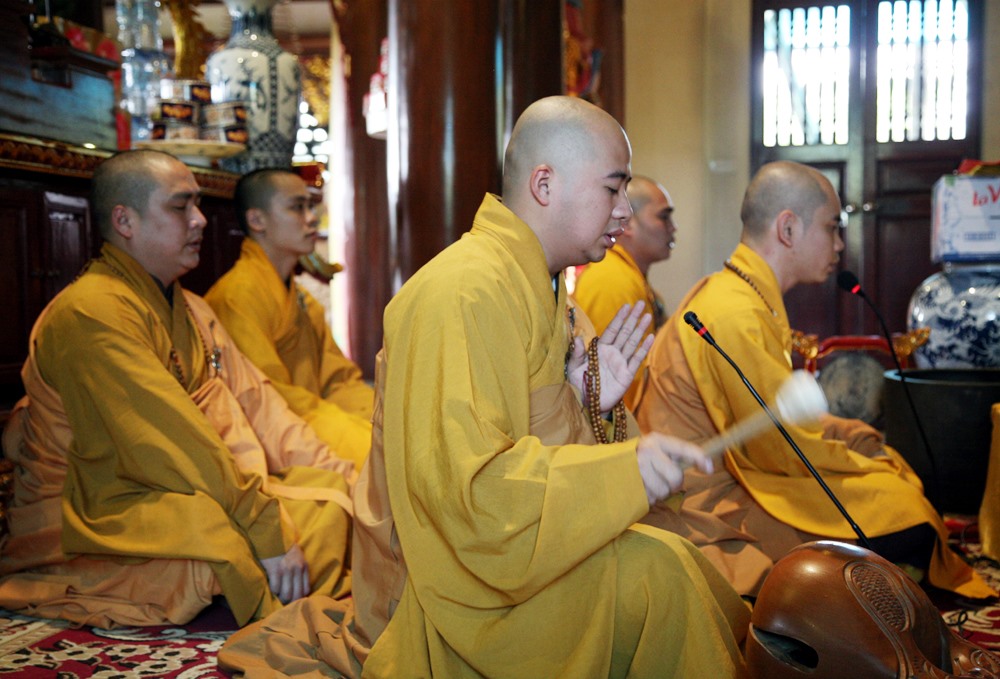 Các vị sư của chùa tụng kinh mong linh hồn của người đã khuất yên nghỉ cũng như bình an nơi suối vàng.