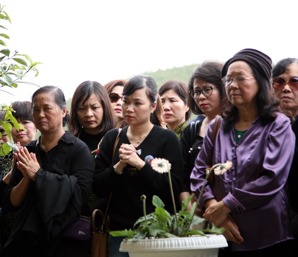 Rất nhiều người có mặt tại lễ an táng không khỏi xúc động trước giờ đưa tro cốt cố thầy giáo đáng kính về với đất mẹ.