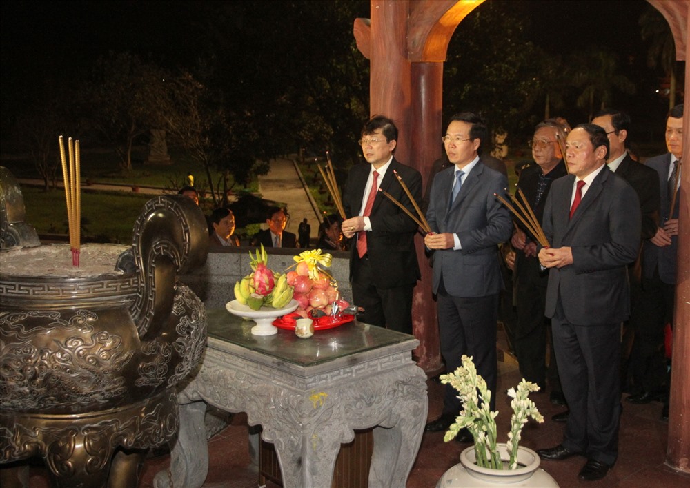 Trước đó, các vị lãnh đạo đã đến dâng hương tại Di tích Thành cổ Quảng Trị. Ảnh: Hưng Thơ.