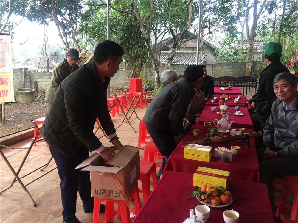 Bà con tập trung ở nhà Tiến Dũng ngày một đông, mỗi người một tay chuẩn bị cho trận chung kết. Chưa bao giờ có chuyện như vậy.