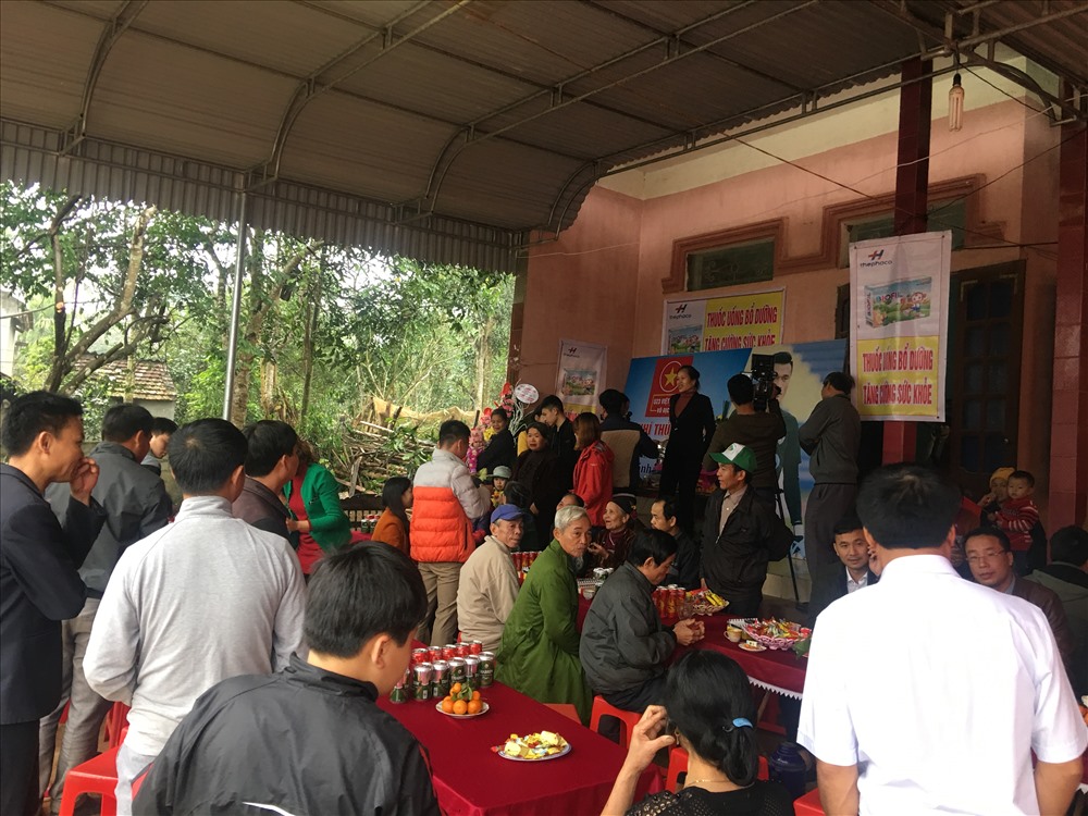 Bà con tập trung ở nhà Tiến Dũng ngày một đông, mỗi người một tay chuẩn bị cho trận chung kết. Chưa bao giờ có chuyện như vậy.