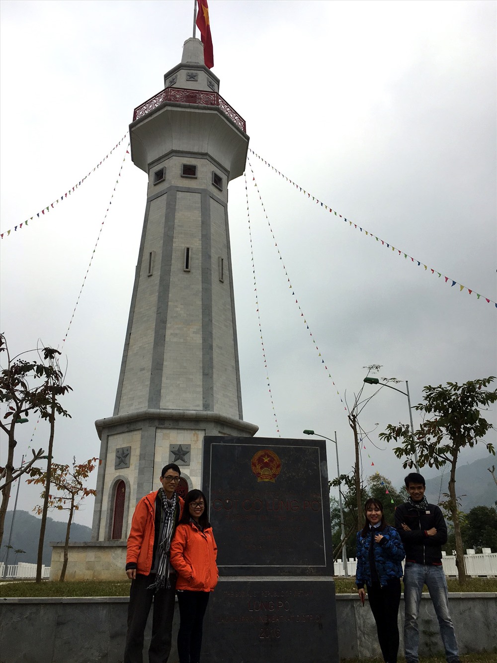 Một nhóm bạn từ Hà Nội lên thăm cột cờ Lũng Pô. Ảnh: HÀ THANH