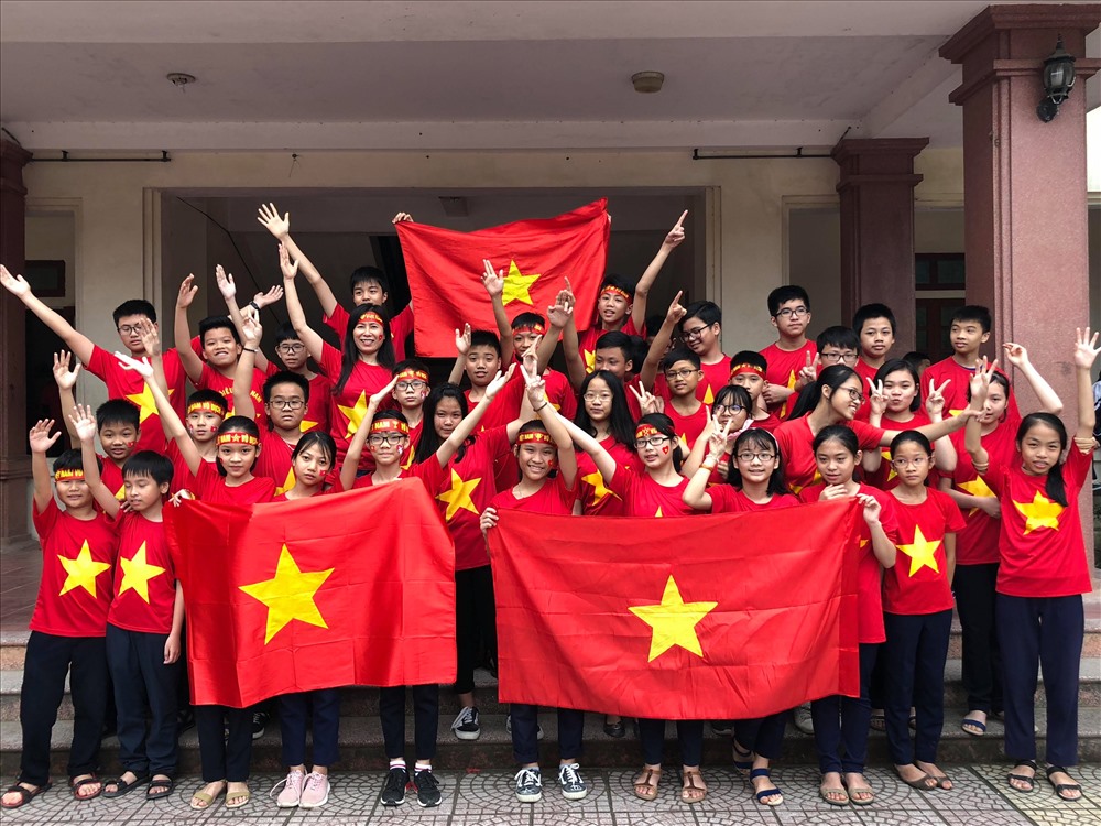Màu cờ mang sức mạnh của niềm tin gửi tới đội tuyển. Ảnh: TH