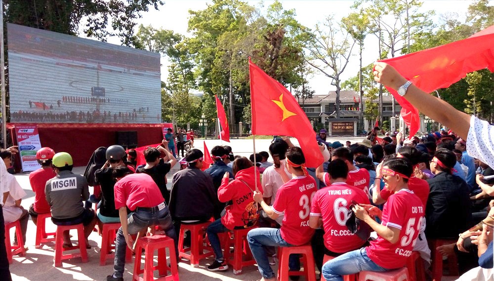 Người dân tại Sóc Trăng háo hức xem bóng đá với tivi “khủng”.