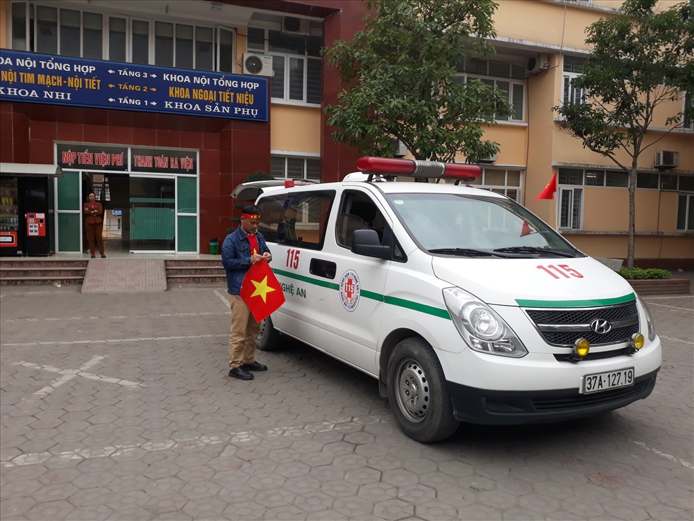 Lái xe cấp cứu chuẩn bị cờ và băng rôn. Ảnh:HQ